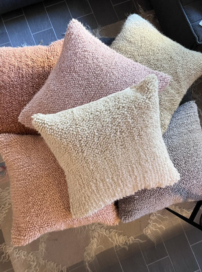 モコモコの可愛いラグやクッションが入荷しております。