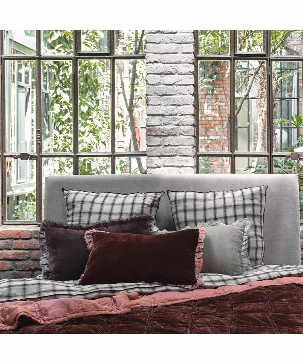 Beatrice LAVAL シルクベロアクッション60x40・フリル・ライトブラウン