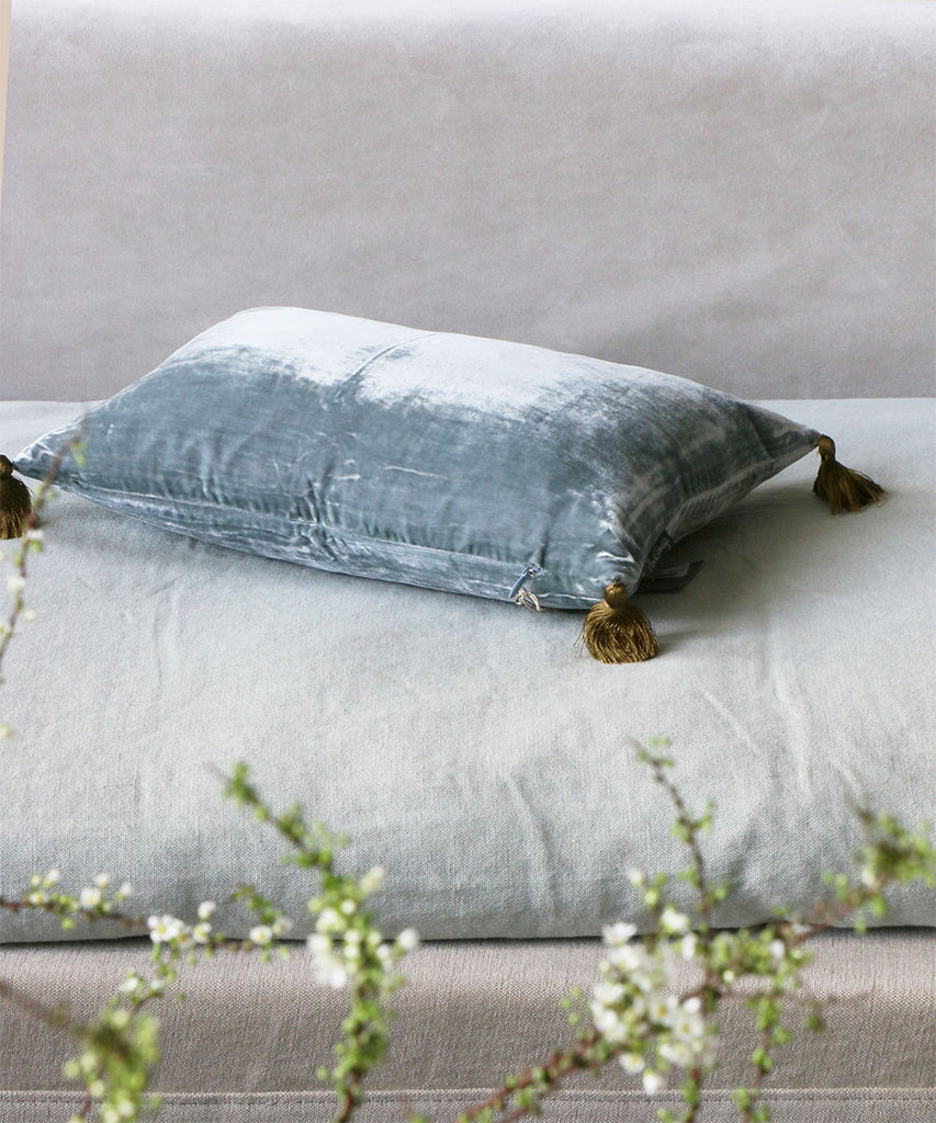 Beatrice LAVAL シルクベロアクッション・ポンポン・シフノスブルー