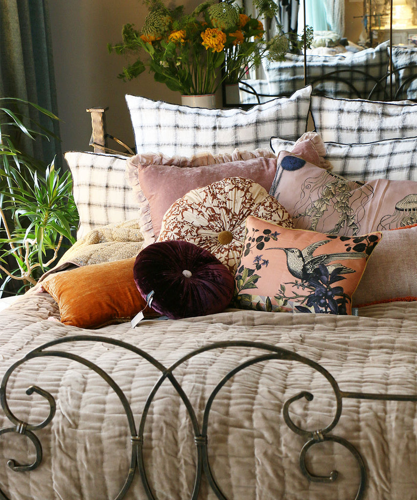 Beatrice LAVAL シルクベロアクッション・ポンポン・ポンディシェリオレンジ