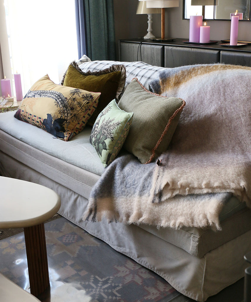 Beatrice LAVAL シルクベロアクッション60x40・フリル・オワカブラウン2248